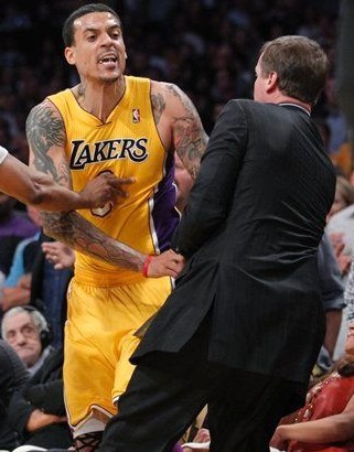 NBA打架球員_NBA刺頭球員_nba巴恩斯打架全集