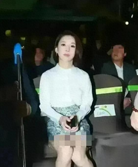網(wǎng)絡(luò )過(guò)度解讀現象_潘曉婷坐姿爭議_潘曉婷臺球姿勢