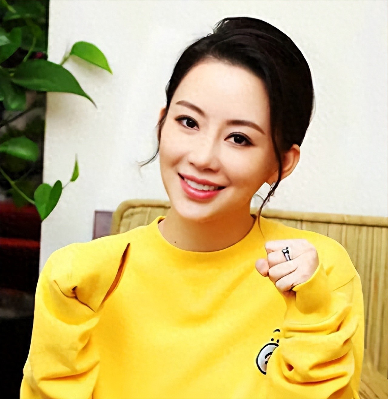 潘曉婷臺球姿勢_潘曉婷臺球冠軍_潘曉婷穿搭風(fēng)格