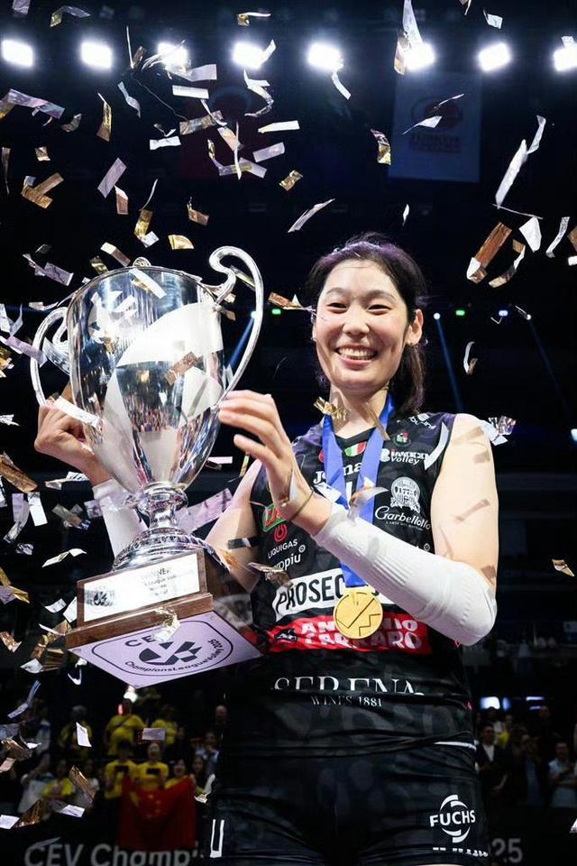 朱婷隨隊奪得本賽季歐冠女排獎杯。圖片源自賽事官網(wǎng)